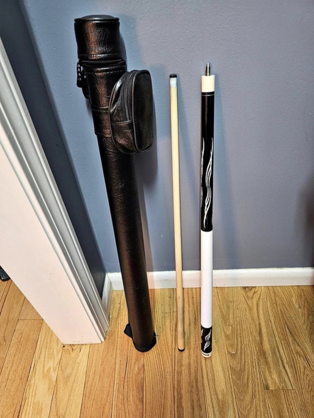 Pool Cue Set with Case in Black & White